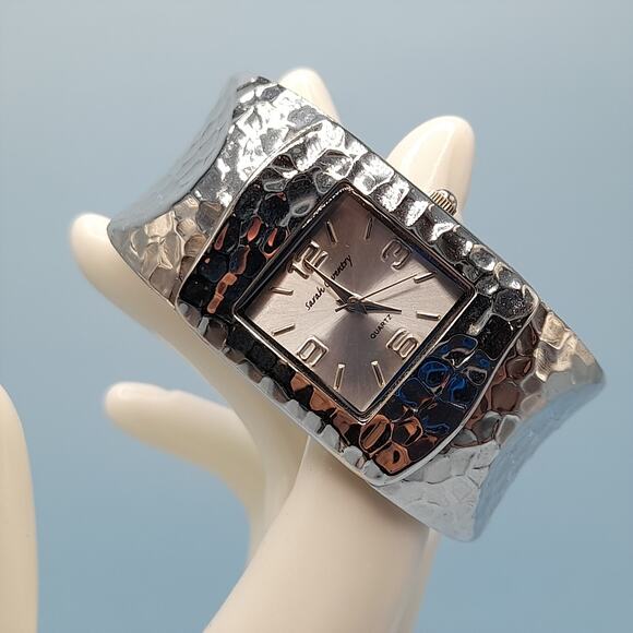Sarah Coventry Watch Women's Hammered Silver Metal Cuff Hinge Band Needs Battery - Picture 1 of 8